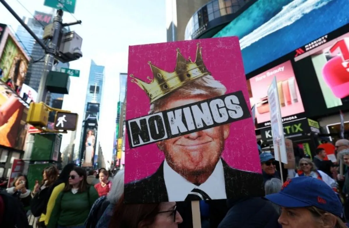 Miles de estadounidenses marchan contra Trump bajo el lema “No a los Reyes”