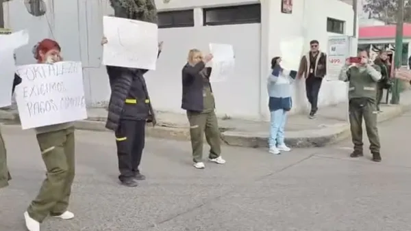 Trabajadores de empresa de limpieza bloquean vialidad frente al Hospital Villada en Cuautitlán