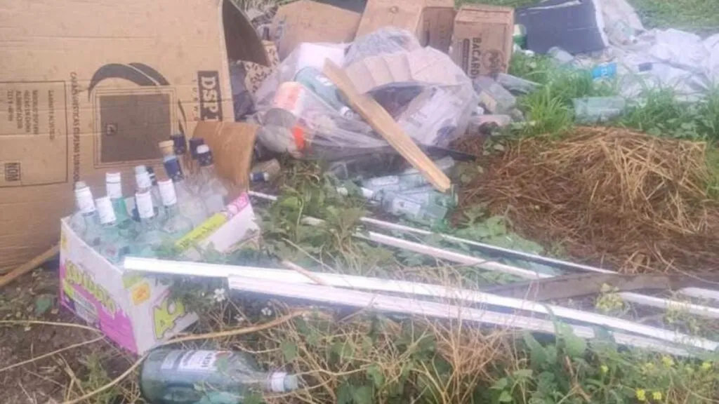 Trabajadores de bar son captados en VIDEO tirando basura en Cuautitlán Izcalli