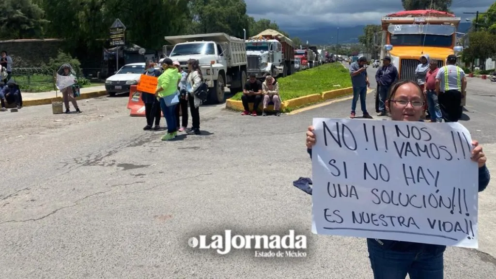 Pacientes del Hospital Zoquiapan de Ixtapaluca mantienen bloqueo, claman que no los dejen sin tratamiento