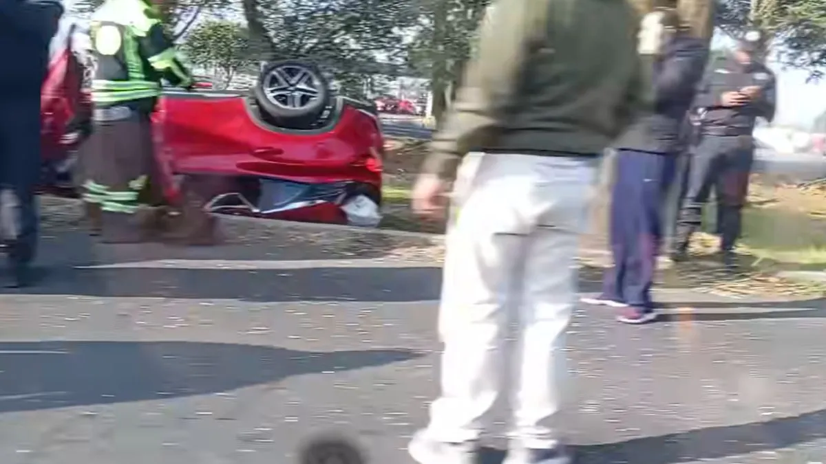Auto vuelca en la Toluca-Ixtlahuaca