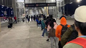 Actualmente, el ingreso se realiza únicamente a través de dos torniquetes, uno habilitado para pago con código QR y otro para tarjeta de movilidad, lo que ha generado un avance lento de los pasajeros.