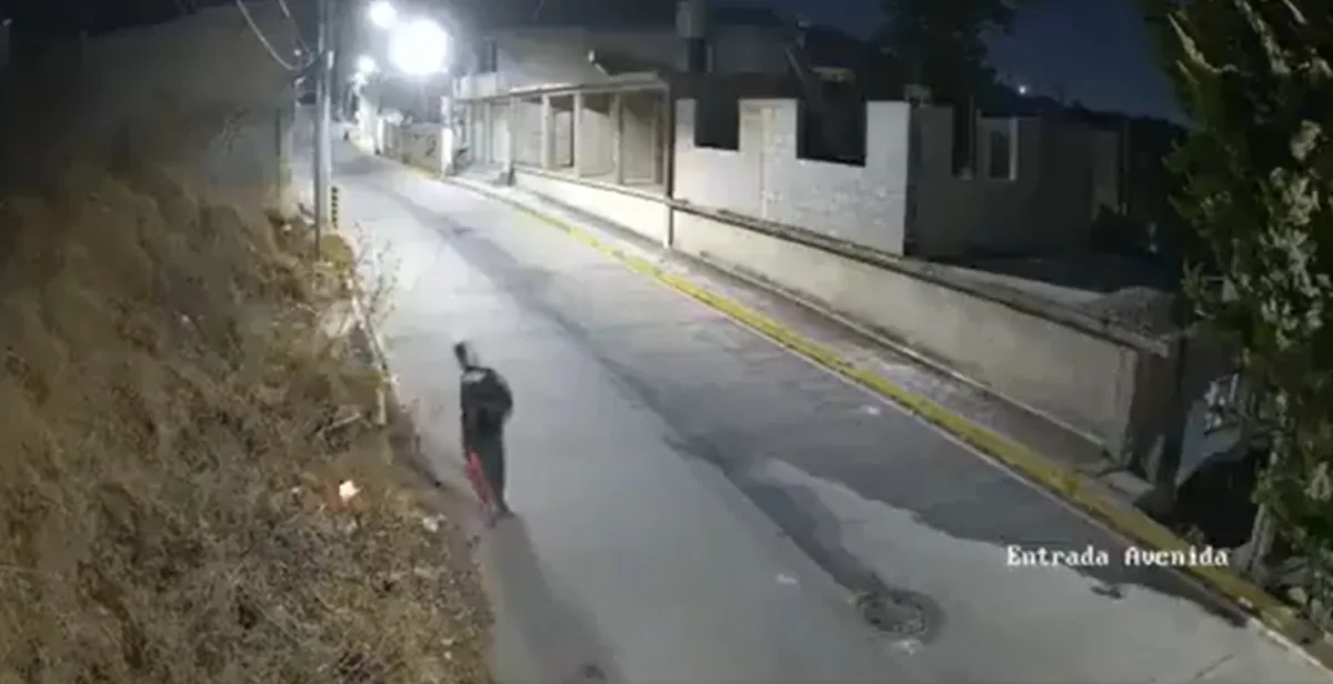 En el video se ve a un sujeto que viste un pants con sudadera y gorra que le tapa la cabeza, dicha persona se acerca a las faldas del cerro y prende lo que aparentemente sería un papel el cual deposita en el pasto seco. Foto: Captura