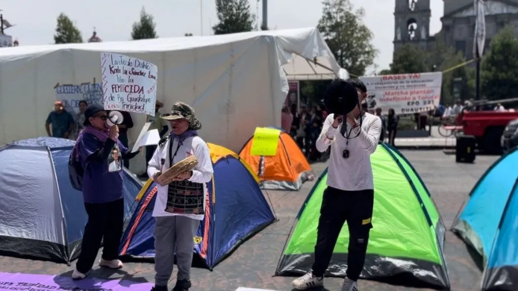 Colectivo instala plantón frente a Palacio de Gobierno