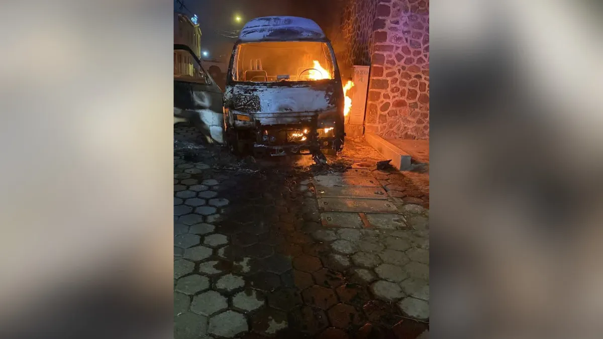 Incendian unidad de transporte público en Otumba
