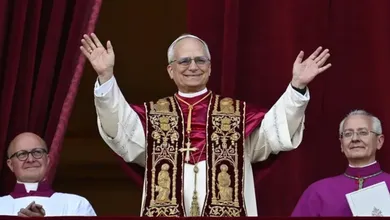 El recién elegido papa León XIV aparece en el balcón de la Basílica de San Pedro en el Vaticano.