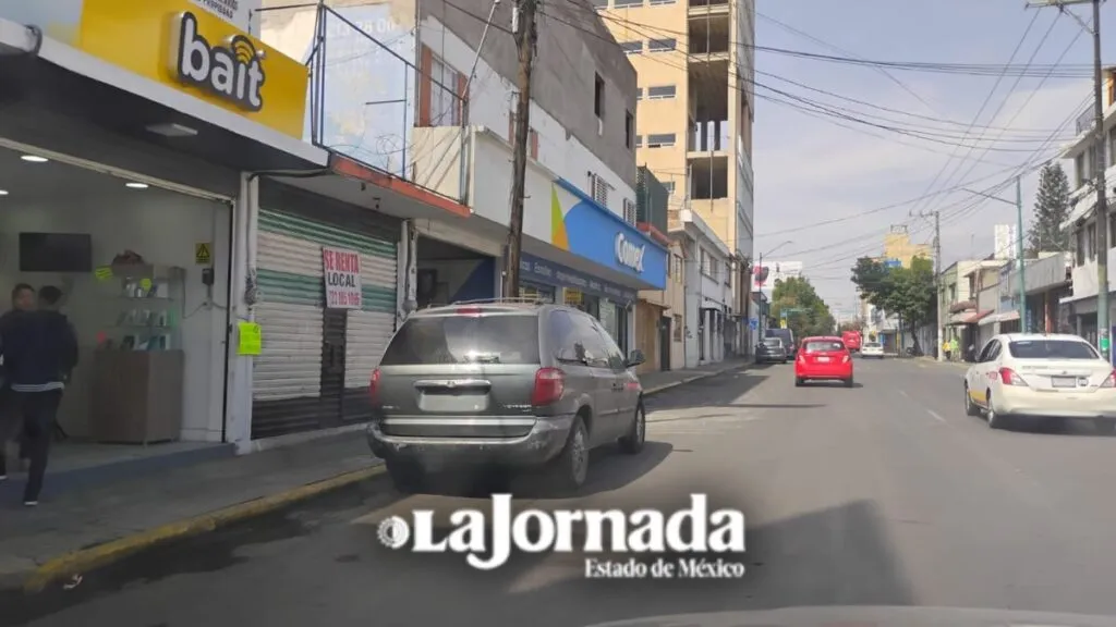 Retiran automóviles estacionados en la calle de Hidalgo, en Toluca