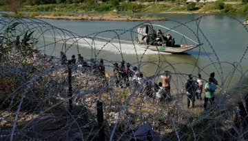 Al rededor de 80 indocumentados buscaron traspasar también la malla de alambre de púas, y pese a que adultos forcejearon con los militares tras conseguir pasar la barrera con la intención de entregarse a la Patrulla Fronteriza y pedir asilo, fueron regresados a lado mexicano. Foto: La Jornada