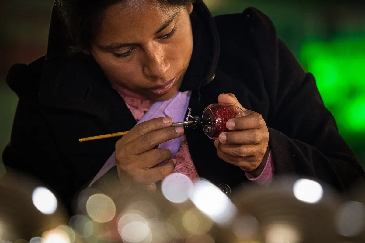 Xonacatlán: elabora esferas navideñas con talento y creatividad