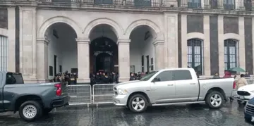 Según fuentes oficiales elementos de la FHJEM y GN ejecutaron dicho registro al interior del ayuntamiento de Toluca, pero que no precisaron si buscaban a algún servidor público o pruebas documentales. Fotos: Especiales
