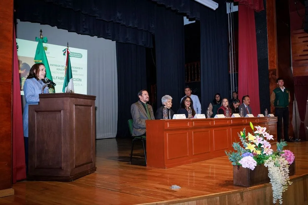 Estudiantes de la UAEMéx ayudan a 74 adultos de Atlacomulco a alfabetizarse y concluir sus estudios