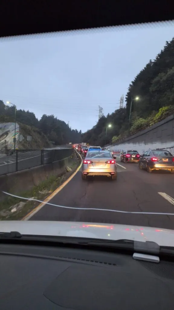 Accidentes y alta carga vehicular colapsan la México-Toluca en ambos sentidos