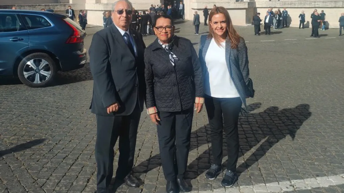 Rosa Icela Rodríguez está acompañada de Alberto Barranco, y por Clara Luz Flores, titular de la Unidad de Asuntos Religiosos de Gobernación.