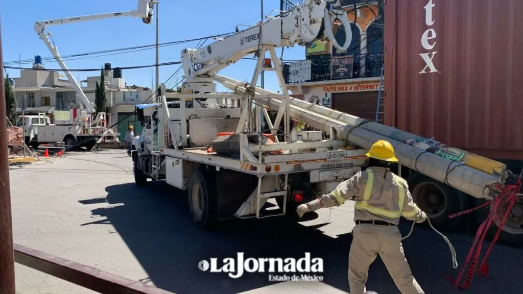 Tráiler derriba postes de luz en Tequisistlán, Tezoyuca