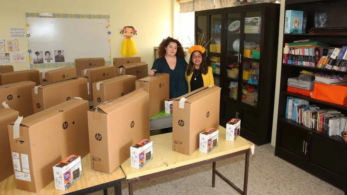Voluntariado del PJ entrega computadoras donadas a primaria en Santiago Tianguistenco