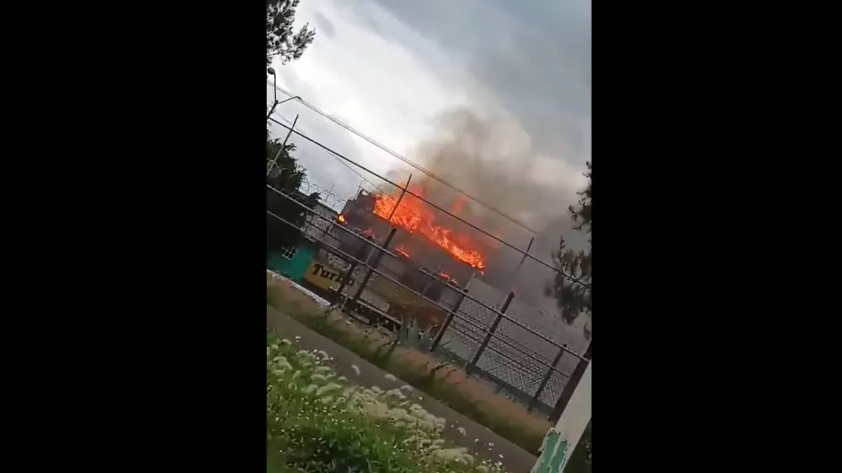 Incendio en local comercial en Neza