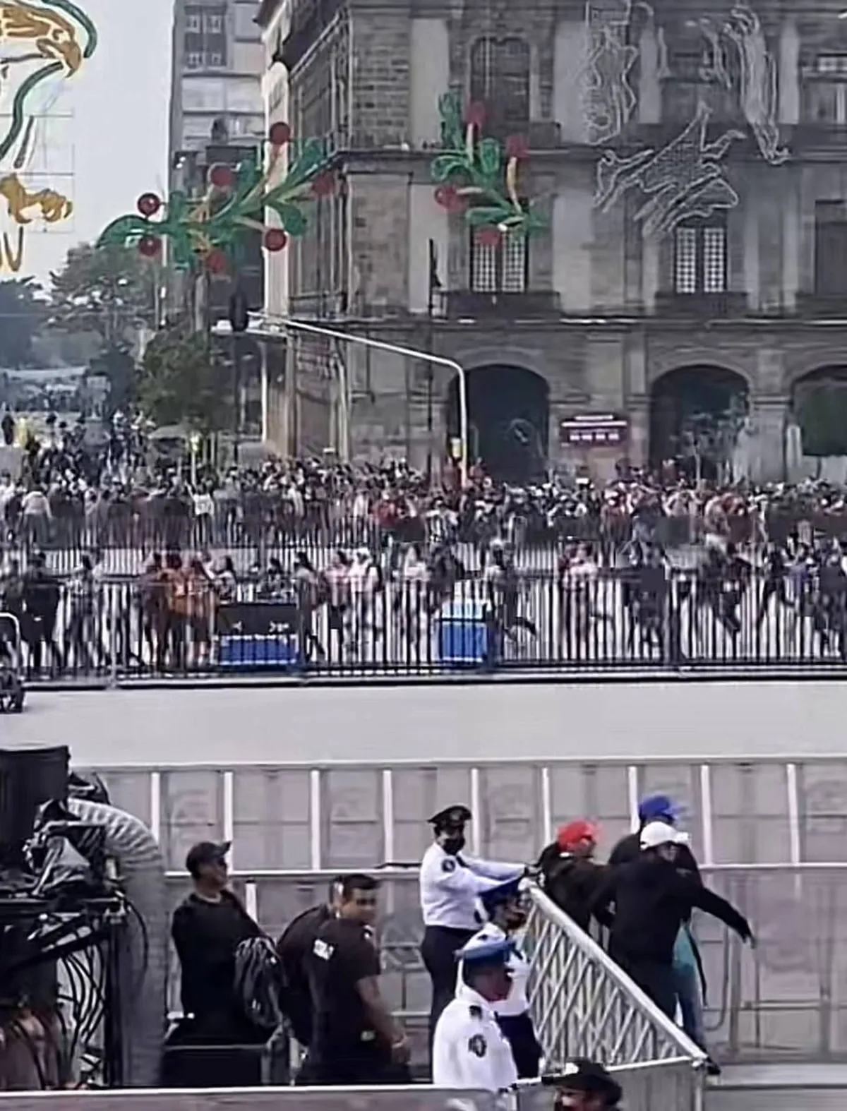 Video: Multitud rompe cerco de seguridad para concierto de Grupo Firme en el Zócalo