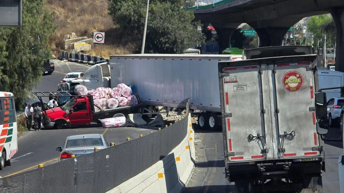 Tráiler arrolla auto y camioneta en la México-Querétaro