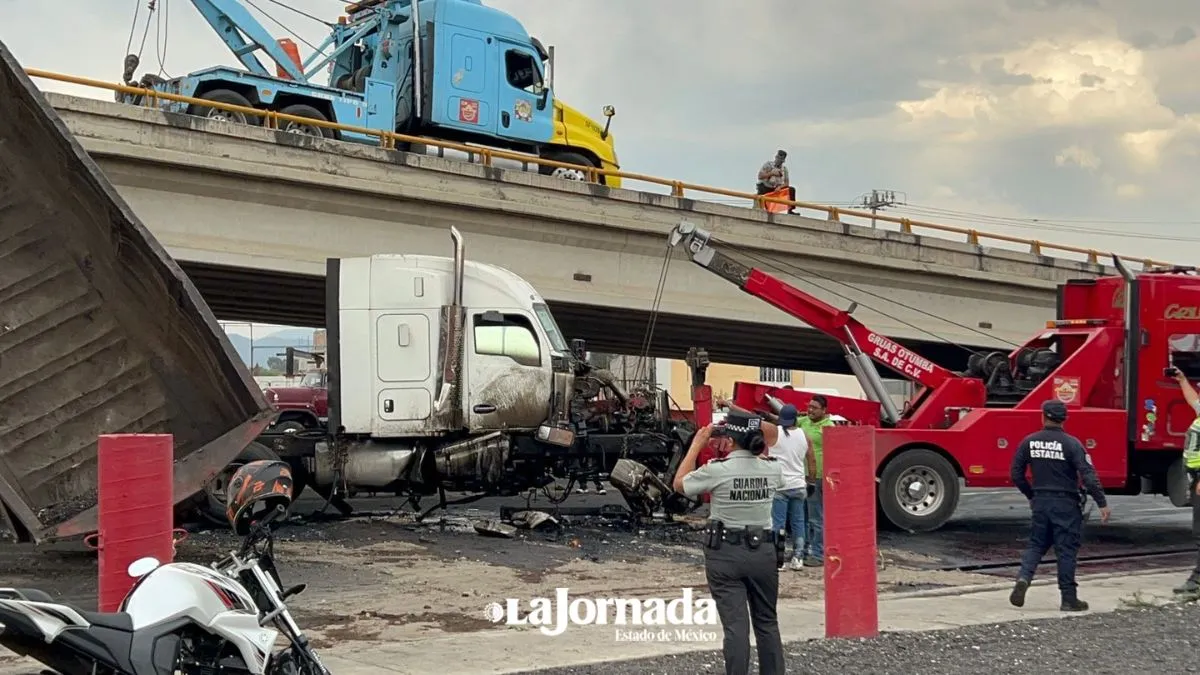 Góndola queda volando tras caída de tráiler en Texcoco