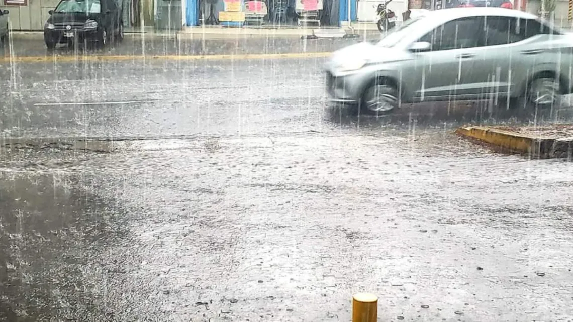 Lluvia causa encharcamientos y tráfico en el Valle de México