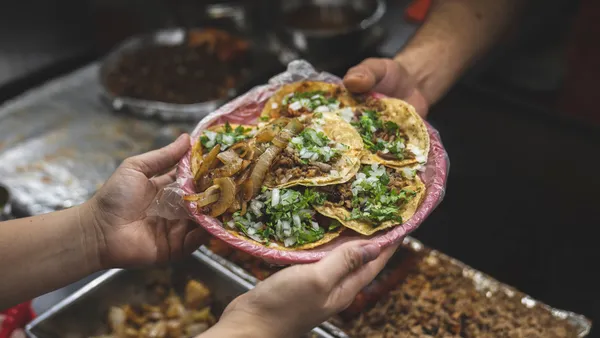 Los tacos de tripa, crujientes y tradicionales, son parte clave del antojito mexicano.