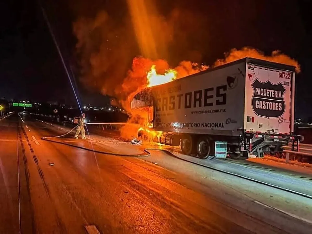 Se quemó un tráiler en la autopista México-Querétaro