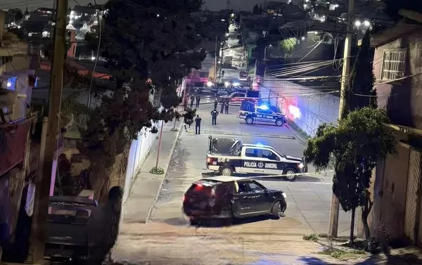 Elementos de la policía municipal arribaron al lugar y procedieron a acordonar la zona para preservar la escena del crimen.