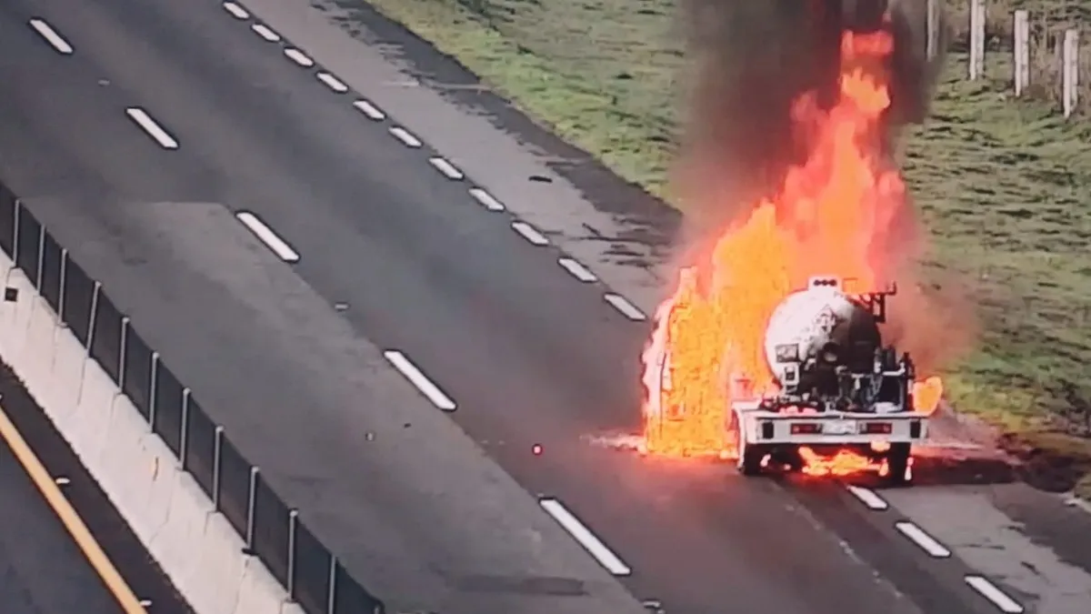 Pipa se incendia sobre el Circuito Exterior Mexiquense, en Tultepec