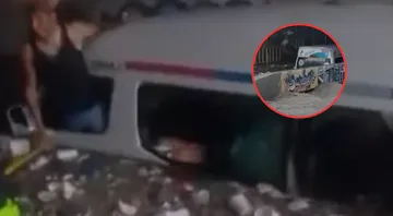 Combi queda atrapada en bajopuente tras intensa lluvia en Tecámac