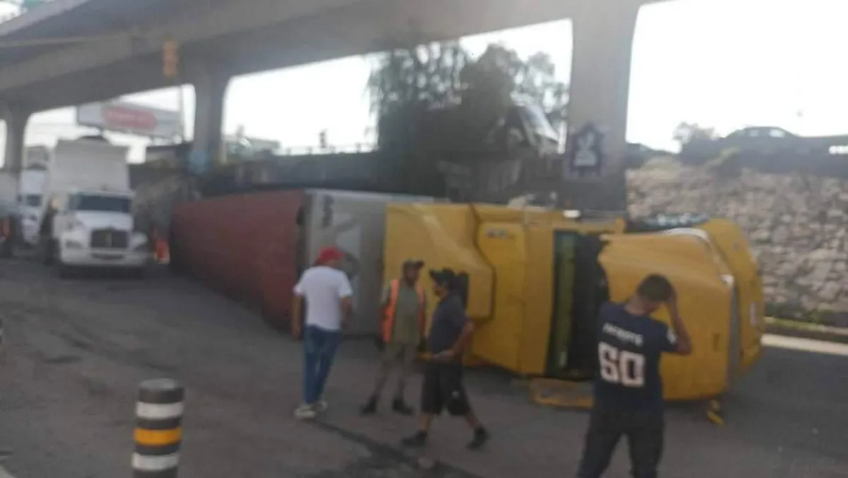 Trailer vuelca por exceso de velocidad en la México Querétaro en Tepotzotlán