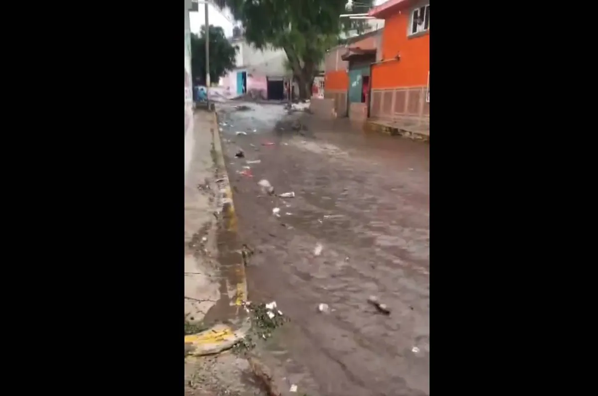 Ubicada en San Cristobal, Ecatepec, vecinos desde hace unos tres días alertaron a las autoridades de que la presa que se encuentra en dicha zona conocida como Tierra Blanca estaba a punto de desbordarse. Foto: Captura