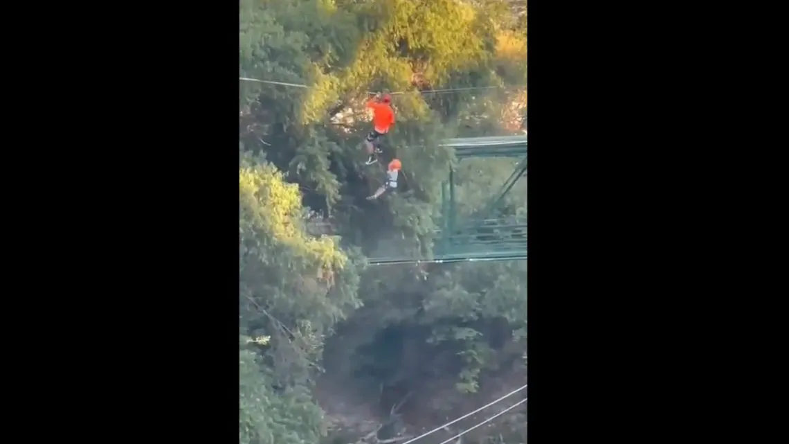 Video fuerte: Cae niño de 6 años de tirolesa