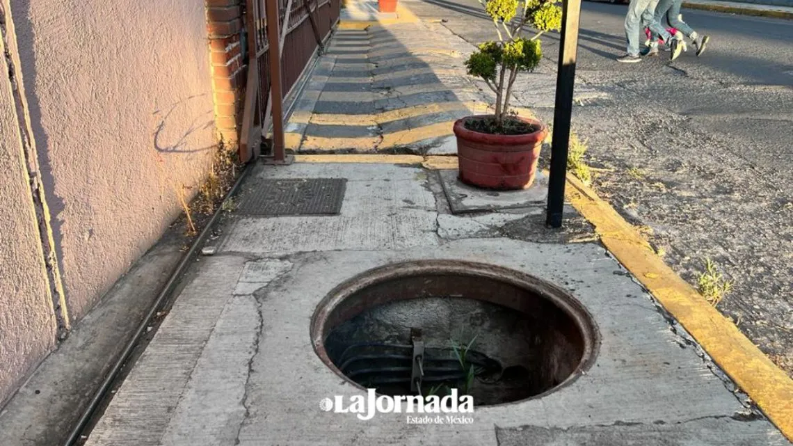 Vecinos denuncian aumento del robo de tapas de coladeras