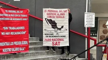 Trabajadores del SAT realizan paro nacional de “brazos caídos”