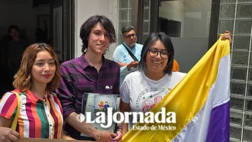 Registro Civil entrega primera acta de nacimiento corregida a persona no binaria en Edomex