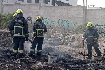 Bomberos de Cuautitlán Izcalli controlan incendio de llantas en Santa María Guadalupe Las Torres