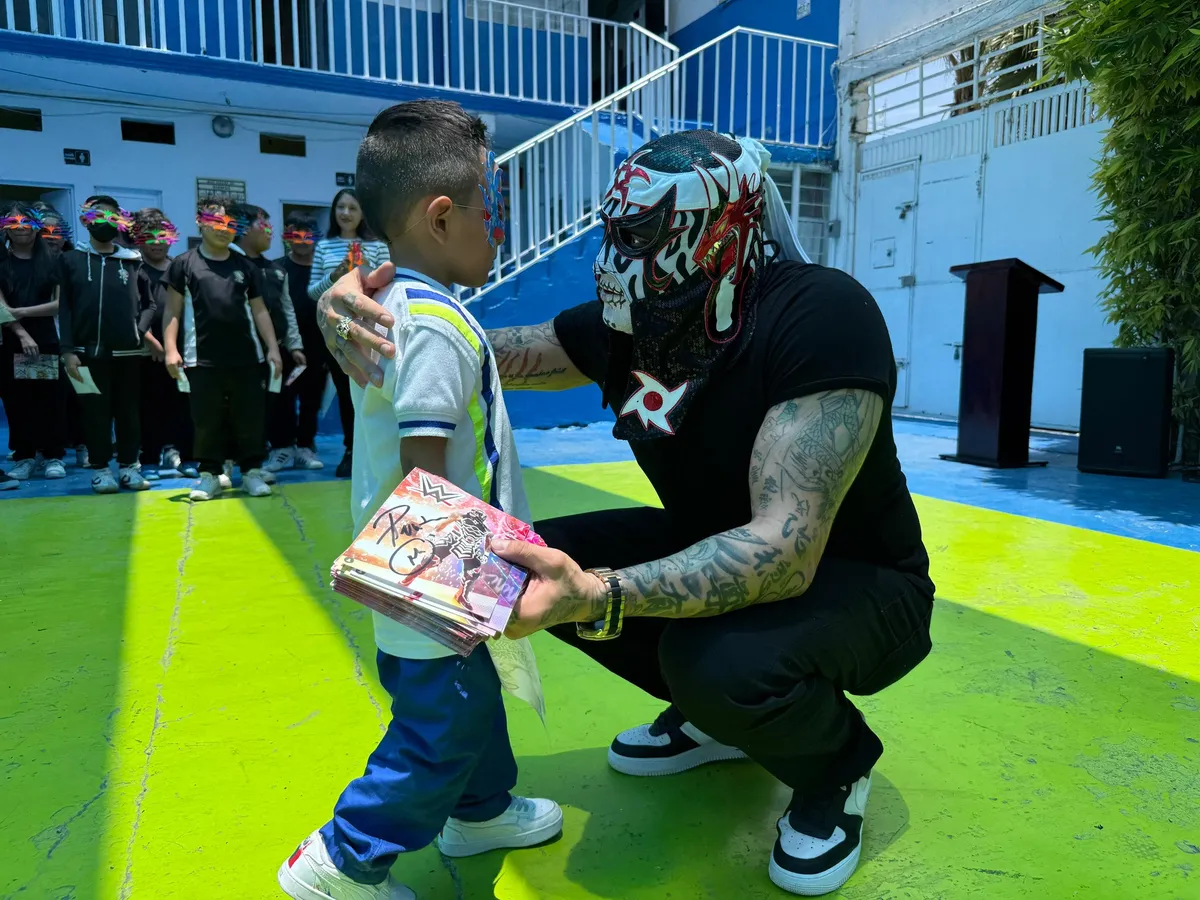 Penta Zero Miedo visita la primaria donde estudió en Ecatepec [VIDEO]