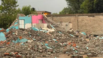 Alumnos se quedan sin plantel en Tepetlaoxtoc; autoridades derribaron la escuela
