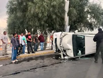 Ixtapaluca: Vuelca camioneta sobre carretera México-Puebla
