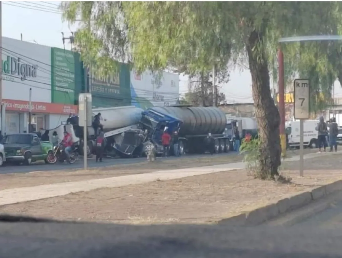 Los primeros reportes se puede apreciar que son dos pipas de agua y una de ellas, la cabina alzó la parte de atrás de la otra y quedó abajo. Foto: Captura 87punto3