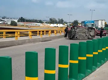 Auto vuelca en el puente de Tultitlán por exceso de velocidad