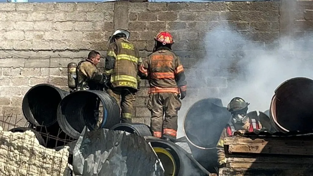 Arde bodega con tres automóviles en Ecatepec