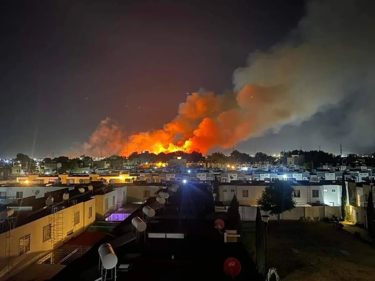 Tecámac: Combaten fuerte incendio de pastizal