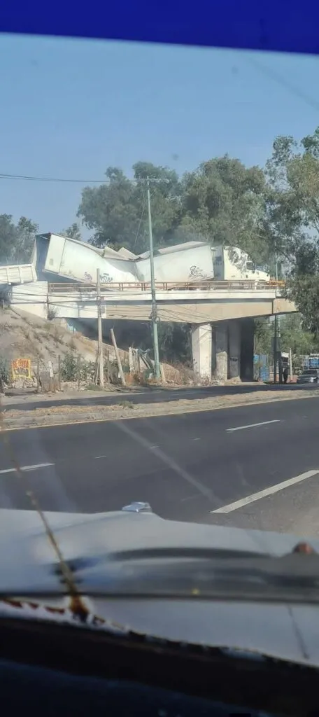 Caos vial en Acolman por tráiler accidentado en la Texcoco-Lechería hoy 01 de mayo