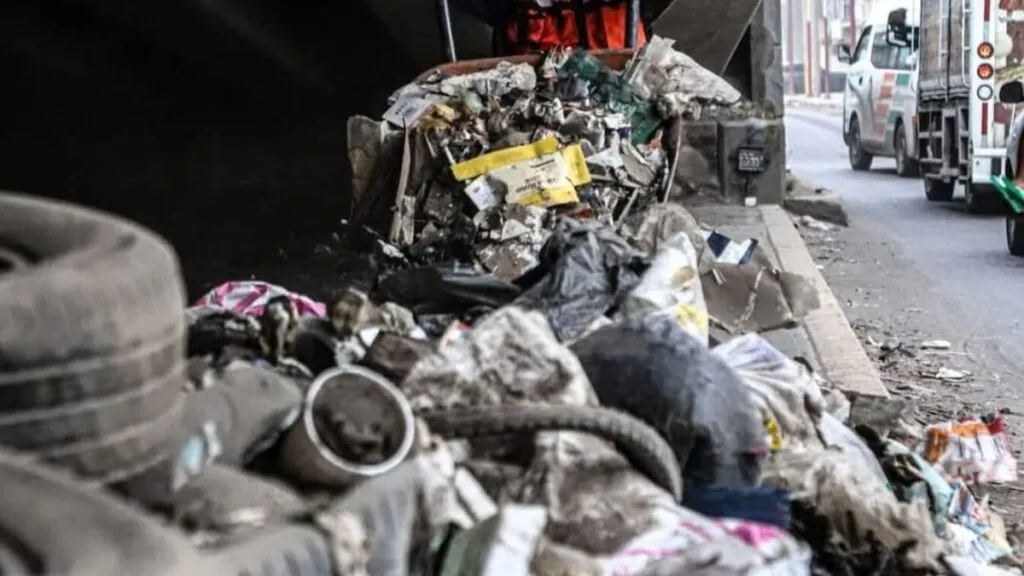 Bajopuente de la carretera México-Texcoco se convierte en basurero