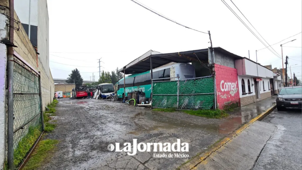 Se incendian unidades de transporte público en Metepec