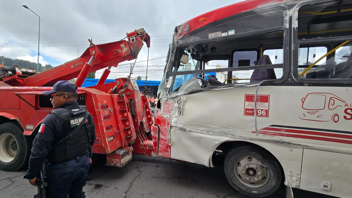 [VIDEO] Accidente deja personas heridas en Santa Cruz Azcapotzaltongo
