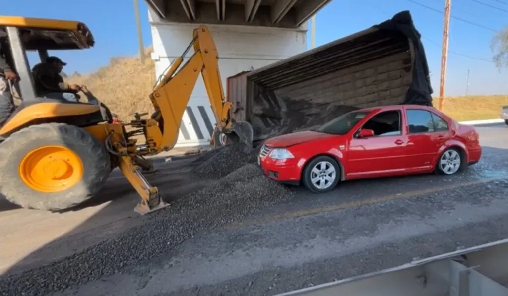 Vuelca camión arenero y deja auto atrapado en la Toluca-Atlacomulco