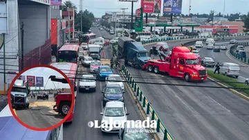 Tráiler pierde el control frente a la clínica 220 en Toluca