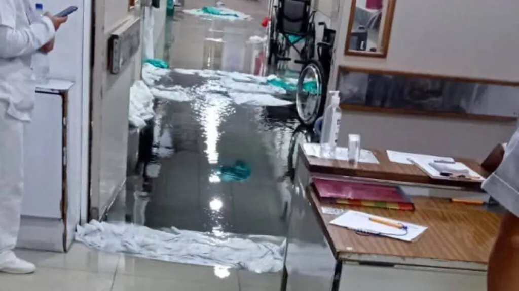 Lluvia afecta la Clínica 60 del IMSS en Tlalnepantla